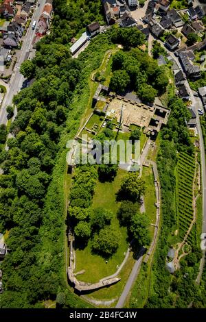 Vue aérienne des ruines du château Arnsberg - portail sur le Schlossberg Arnsberg avec la vieille ville d'Arnsberg à Sauerland dans l'état de Rhénanie-du-Nord-Westphalie en Allemagne Banque D'Images