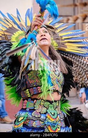 San Miguel de Allende, Mexique, 6 mars 2020. La célébration annuelle de la Señor de la Conquista, Honorant l'image du Christ dans la Parroquia de San Miguel Arcangel avec les locaux faisant des processions à travers les rues de la ville dans des costumes pré-hispaniques élaborés et plombé des heuresques et faisant leur chemin au jardin central en face de l'église où ils exécutent des danses cérémonielles. Cette célébration date d'il y a près de 500 ans, lorsque les habitants ont trouvé une image du « Seigneur » laissé par une paire de frères morts dans la bataille. Crédit: Meanderingemu/Alay Live News Banque D'Images