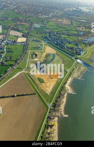 Vue aérienne du nouvel estuaire de l'Emscher dans le Rhin près de Voerde sur la frontière de la ville de Dinslaken dans la région de la Ruhr dans l'état fédéral de Rhénanie-du-Nord-Westphalie, Allemagne. L'Emscher est la rivière industrielle des eaux usées de la région de la Ruhr, qui est dénaturée par des milliards de dépenses de l'Emschergenossenschaft. Banque D'Images