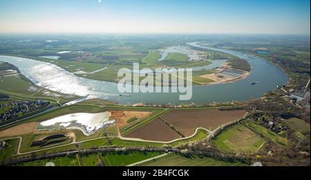 Vue aérienne du nouvel estuaire de l'Emscher dans le Rhin près de Voerde sur la frontière de la ville de Dinslaken dans la région de la Ruhr dans l'état fédéral de Rhénanie-du-Nord-Westphalie, Allemagne. L'Emscher est la rivière industrielle des eaux usées de la région de la Ruhr, qui est dénaturée par des milliards de dépenses de l'Emschergenossenschaft. Banque D'Images