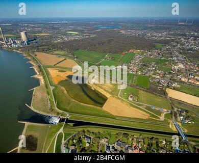 Vue aérienne du nouvel estuaire de l'Emscher dans le Rhin près de Voerde sur la frontière de la ville de Dinslaken dans la région de la Ruhr dans l'état fédéral de Rhénanie-du-Nord-Westphalie, Allemagne. L'Emscher est la rivière industrielle des eaux usées de la région de la Ruhr, qui est dénaturée par des milliards de dépenses de l'Emschergenossenschaft. Banque D'Images