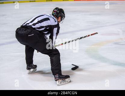 06 mars 2020, Bavière, Munich: Hockey sur glace: Del, EHC Red Bull Munich - Straubing Tigers, tour principal, 51ème jour de jeu au stade olympique de la glace de Munich. Un arbitre collecte les débris d'un bâton cassé. Photo: Lino Mirgeler/Dpa Banque D'Images