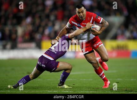 Le Zeb Taia de St Helens Saints est attaqué par Tom Holmes De Huddersfield Giants, lors du match de la Super League de Betfred au Stade Totalement méchant, St Helens. Banque D'Images