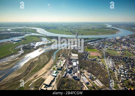 Vue aérienne de l'estuaire de Lippe entre Lippeschlösschen et le pont du Rhin comme un paysage de lac dans le sud de Wesel sur le Bas-Rhin dans la région de la Ruhr dans l'état fédéral de Rhénanie-du-Nord-Westphalie, Allemagne Banque D'Images