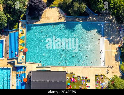 Vue aérienne de la piscine publique / bain panoramique Velbert-Neviges avec tour de plongée et piscine de plongée, piscine à vagues et pelouses à Neviges à Velbert, région de la Ruhr, Rhénanie-du-Nord-Westphalie, Allemagne. Banque D'Images