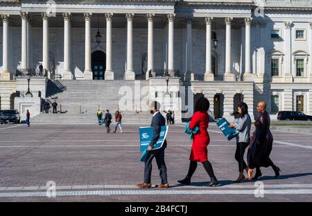 Washington, DC, États-Unis -- 4 mars 2020. Les participants à un rallye sur les droits à l'avortement marchent au-delà de la capitale après avoir quitté la manifestation. Banque D'Images