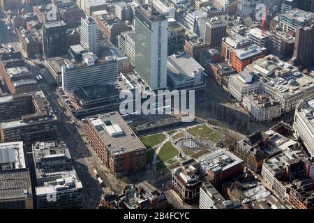 Vue aérienne sur les jardins de Piccadilly avec la City Tower, le centre-ville de Manchester Banque D'Images