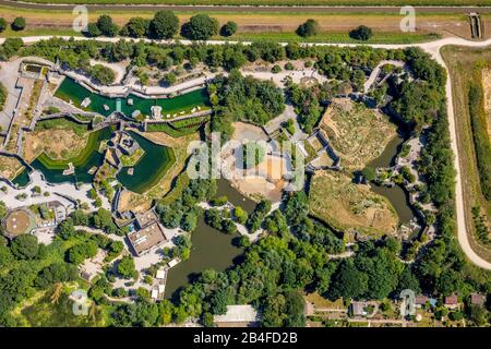 Vue aérienne du zoo DE Gelsenkirchen ZOOM Aventure monde avec Afrique, Asie et Alaska zones, aires de jeux, excursions en bateau et restaurants à Gelsenkirchen dans la région de la Ruhr en Rhénanie-du-Nord-Westphalie en Allemagne, Gelsenkirchen, Ruhr zone, Rhénanie-du-Nord-Westphalie, Allemagne, Banque D'Images