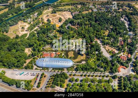 Vue aérienne du zoo DE Gelsenkirchen ZOOM Aventure monde avec Afrique, Asie et Alaska zones, aires de jeux, excursions en bateau et restaurants à Gelsenkirchen dans la région de la Ruhr en Rhénanie-du-Nord-Westphalie en Allemagne, Gelsenkirchen, Ruhr zone, Rhénanie-du-Nord-Westphalie, Allemagne, Banque D'Images