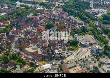 Vue aérienne du centre-ville de Werne avec église Saint-Christophorus, place du marché et hôtel de ville historique à Werne, région de la Ruhr, Rhénanie-du-Nord-Westphalie, Allemagne Banque D'Images