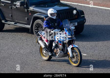 Honda Africa Twin Adventure Sports; circulation automobile, transport à deux roues, véhicules modernes, motocyclettes, véhicule, routes, motocyclettes, motocyclettes, motocyclettes à moteur à bord de l'autoroute   Chorley, Royaume-Uni Banque D'Images