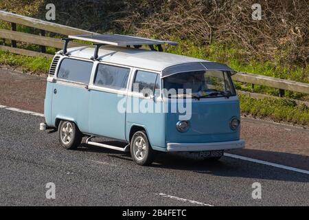 1977 70s blanc bleu VW Volkswagen Bay fenêtre dormobile autohome autodormant conversion, motorhome avec panneau solaire sur la M61 à Chorley, Royaume-Uni Banque D'Images