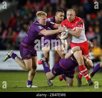 James Roby, Saints des Hours, est attaqué par Oliver Wilson (à gauche) Et Aaron Murphy lors du match de la Super League de Betfred au Stade Totalement Wicked, St Helens. Banque D'Images