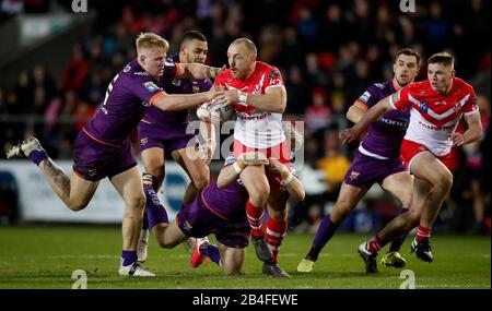 James Roby, Saints des Hours, est attaqué par Oliver Wilson (à gauche) Et Aaron Murphy lors du match de la Super League de Betfred au Stade Totalement Wicked, St Helens. Banque D'Images