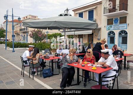 Marins avec leurs familles dans le port de Poros sur l'île de Poros, Attica, Grèce Banque D'Images