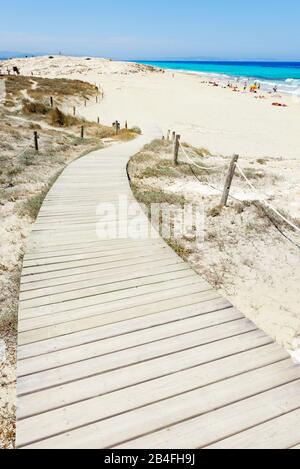 Pont en bois menant à la plage de ses Illetes, Formentera, îles Baléares, Espagne Banque D'Images