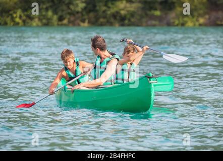 Canoë-kayak familial sur le lac Esparron de Verdon, Esparron de Verdon, Alpes de Haute Provence, Provence, France, Europe, Banque D'Images