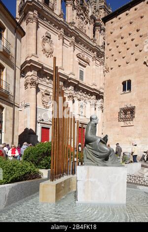 Monument à Francisco de Salinas devant la Casa de las Conchas et la Clerecia, Salamanque, Castilla y Leon, Castille-León, Espagne, Europe Banque D'Images