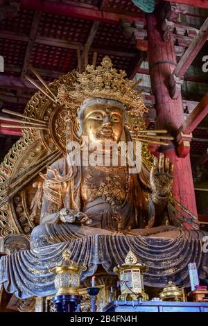 Statue De Kokuuzo-Bosatsu, Salle Daibutsuden, Temple Todaiji, Nara, Honshu, Japon Banque D'Images