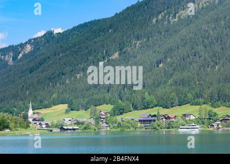 Weissensee, lac Weissensee, village Techendorf avec église à Kärnten / Carinthie, Autriche Banque D'Images