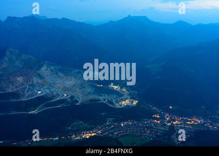 Eisenerz, montagne Erzberg de la mine de minerai de fer, ville Eisenerz à Hochsteiermark, Steiermark, Styrie, Autriche Banque D'Images