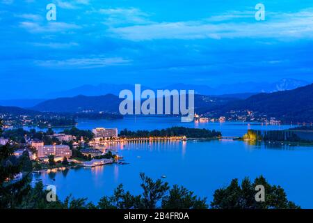 Pörtschach am Wörther See, lac de Wörthersee, vue de Hohe Gloriette à Pörtschach, Maria Wörth, montagne Karawanken à Kärnten / Carinthie, Autriche Banque D'Images