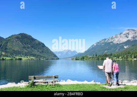 Grundlsee, lac Grundlsee extrémité est à Gössl, vue à l'ouest du village Grundlsee et montagne Zinken à Ausseerland-Salzkammergut, Steiermark, Styrie, Autriche Banque D'Images