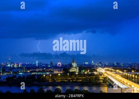 Wien / Vienne, orage et foudre au-dessus de Vienne, rivière Donau (Danube), Ferris Wheel, Centre Ville en 00. Vue d'ensemble, Wien, Autriche Banque D'Images