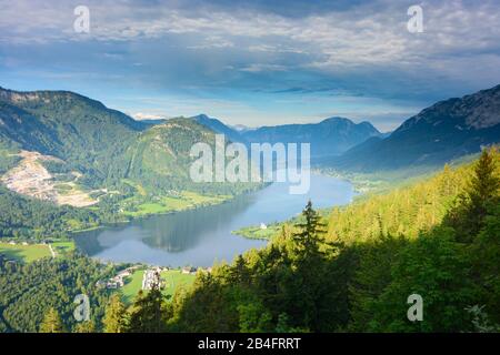 Lac Grundlsee, vue à l'ouest du village Grundlsee et montagne Dachstein, Zinken et Hoher Sarstein, Villa Roth (Schloss Grundlsee) à Ausseerland-Salzkammergut, Steiermark, Styrie, Autriche Banque D'Images