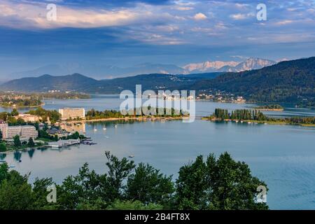 Pörtschach am Wörther See, lac de Wörthersee, vue de Hohe Gloriette à Pörtschach, Maria Wörth, montagne Karawanken à Kärnten / Carinthie, Autriche Banque D'Images