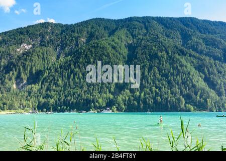 Weissensee, lac Weissensee extrémité est, restaurant Dolomitenblick, SUP à Kärnten / Carinthie, Autriche Banque D'Images