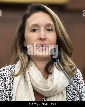 Washington, États-Unis. 06 mars 2020. Lauren Gardner, co-directrice du Centre for.Systems Science and Engineering de l'Université Johns Hopkins, parle de la carte de suivi de Coronavirus que son équipe a développée et qui est mise en œuvre dans le monde entier pour suivre la propagation du virus, Lors d'un exposé sur le virus et les meilleures façons de mobiliser les ressources et d'améliorer les soins et les interventions, à Capitol Hill, à Washington, DC, le 6 mars 2020. Crédit: Upi/Alay Live News Banque D'Images