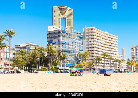Benidorm, Espagne - 24 février 2020: Les gens se détendant à Benidorm ville Poniente plage à la journée ensoleillée Banque D'Images