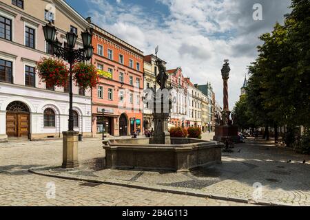 Europe, Pologne, Basse-Silésie, Swidnica / Schweidnitz, hôtel de ville et centre-ville Banque D'Images