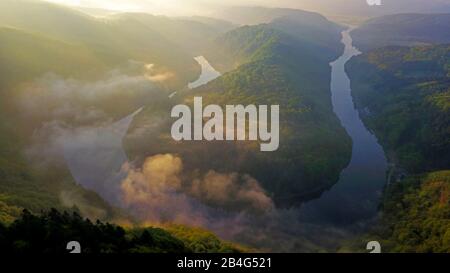 Vue sur la boucle fluviale du Saar depuis le belvédère Kleine Cloef près de Mettlach-Orschoz, près de Mettlach, Sarre, Allemagne Banque D'Images