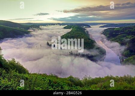 Vue sur la boucle fluviale du Saar depuis le belvédère Kleine Cloef près de Mettlach-Orschoz, près de Mettlach, Sarre, Allemagne Banque D'Images