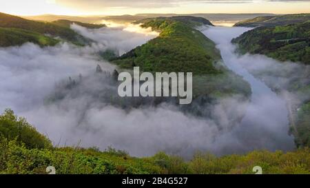 Vue sur la boucle fluviale du Saar depuis le belvédère Kleine Cloef près de Mettlach-Orschoz, près de Mettlach, Sarre, Allemagne Banque D'Images