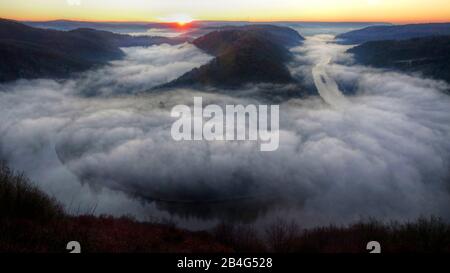 Vue sur la boucle fluviale du Saar depuis le belvédère Kleine Cloef près de Mettlach-Orschoz, près de Mettlach, Sarre, Allemagne Banque D'Images