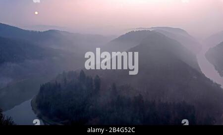 Vue sur la boucle fluviale du Saar depuis le belvédère Kleine Cloef près de Mettlach-Orschoz, près de Mettlach, Sarre, Allemagne Banque D'Images