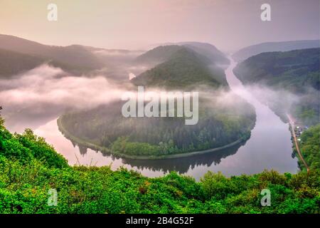 Vue sur la boucle fluviale du Saar depuis le belvédère Kleine Cloef près de Mettlach-Orschoz, près de Mettlach, Sarre, Allemagne Banque D'Images