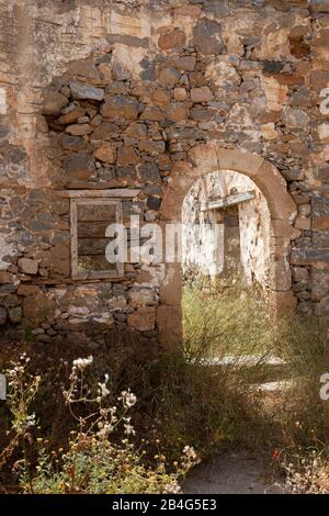 Arcades et fenêtre d'une maison ruinée sur l'île de la lèpre Spinalonga, Grèce, Crète, Kalydon Banque D'Images