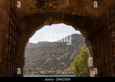 Vue à travers la porte d'entrée de l'île de la lèpre Spinalonga au continent crétois, Grèce, Crète, Kalydon Banque D'Images