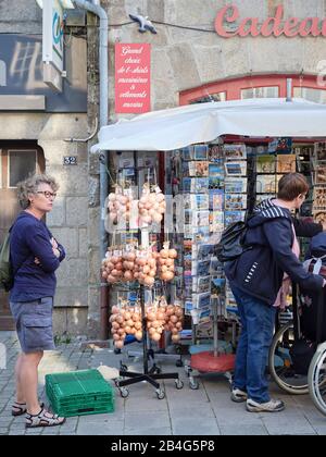 Tristen in Roscoff in der Bretagne, das für seine Zwiebeln bekannt ist, vor einem Souvenirgeschäft. Banque D'Images