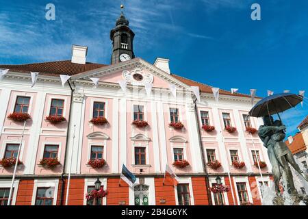 Estonie, Tartu, place de l'Hôtel de Ville, Hôtel de Ville, Raekoja, fontaine 'embrasser les étudiants' Banque D'Images