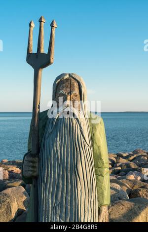 Estonie, côte ouest, port ferry de Rohuküla, figure en bois, Poseidon Banque D'Images