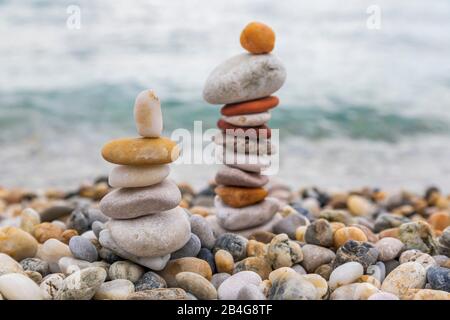 Pile de galets sur la plage de Baska, île de Krk, baie de Kvarner, comté de Primorje-Gorski Kotar, Croatie Banque D'Images