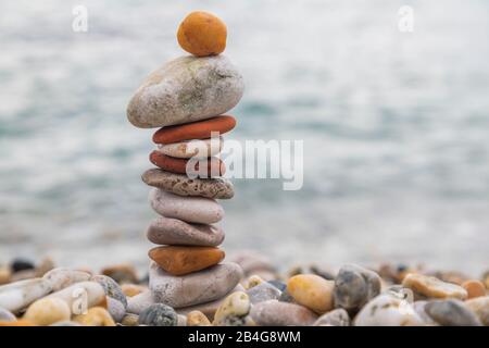 Pile de galets sur la plage de Baska, île de Krk, baie de Kvarner, comté de Primorje-Gorski Kotar, Croatie Banque D'Images