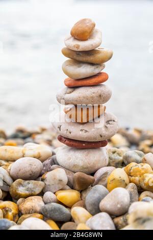 Pile de galets sur la plage de Baska, île de Krk, baie de Kvarner, comté de Primorje-Gorski Kotar, Croatie Banque D'Images