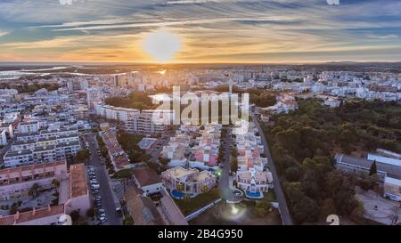 Antenne. Vue depuis le ciel, les rues Alto Santo Antonio, de la ville de Faro Banque D'Images