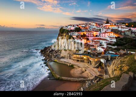 Coucher du soleil à Praia das Maçãs sur la côte atlantique du Portugal Banque D'Images